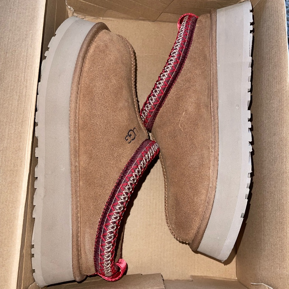 Size 9 Ugg Tazz Platform slippers
